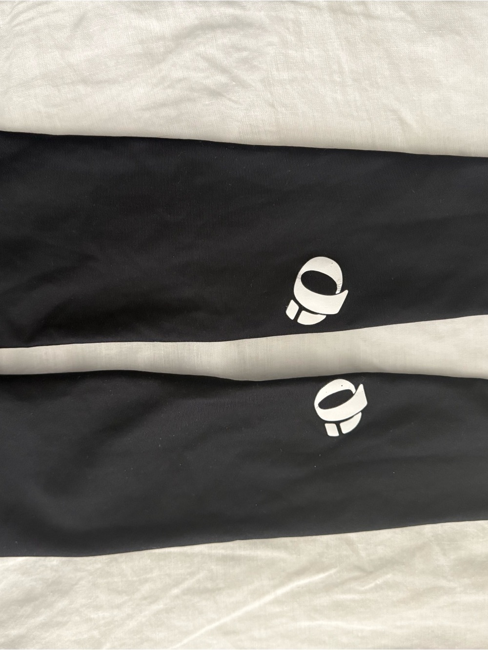Pearl Izumi Black unisex / Women's sleeves with White Logo